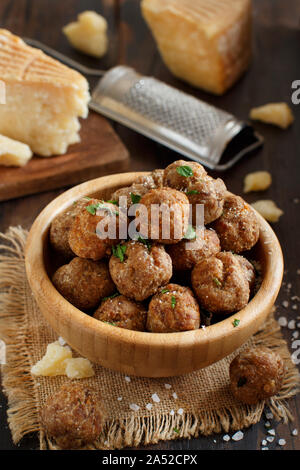 Fresco polpette fritte in una ciotola su una tavola di legno Foto Stock