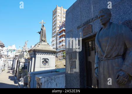 Il mausoleo del pugile argentino 'Luis Angel Firpo' all'interno della Recoleta cimitero monumentale, Buenos Aires, Argentina. Foto Stock