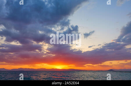 Bellissimo tramonto sul mare con cielo incandescente -- Sunset seascape / paesaggio con lo spazio per il tuo testo Foto Stock