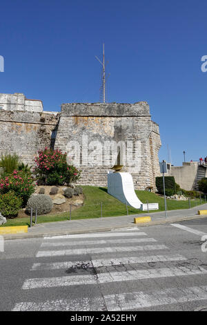 Cascais Citadel Palace Museum e la fortezza di mura in Cascais Portogallo a guardia della foce del fiume Tago, Nossa Senhora da Luz de Cascais Foto Stock