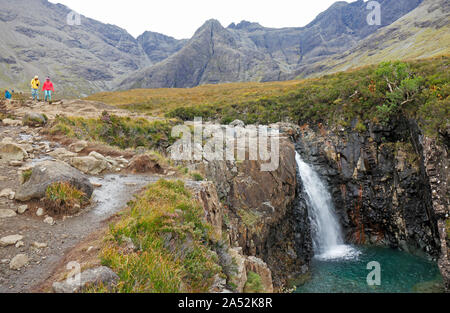 Un sentiero dalla Allt un cocco Mhadaidh con cascata e Sgurr un Fheadain in background al pool di Fairy, Isola di Skye in Scozia. Il Regno Unito, l'Europa. Foto Stock