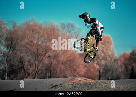 Mosca, Russia - 17 OTT 2019: Giovane ragazzo salta con il suo BMX Bike a pompa via. Gara di BMX. Ciclista equitazione sulla pompa via. Rider in azione a bike . Foto Stock