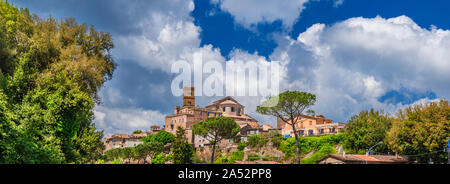 La città vecchia di Sutri tra le nuvole, una bellissima città medievale vicino Roma, lungo la famosa Via del Pellegrino sa come "Via Francigena" Foto Stock