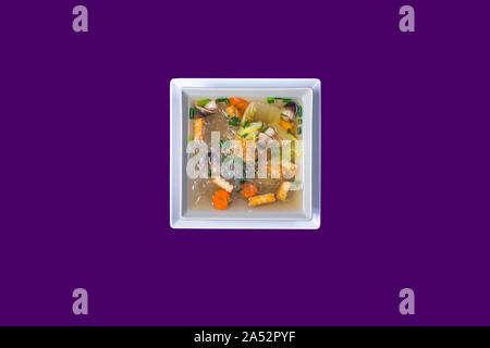 Asian cibo tailandese su piastre bianche con sfondo viola con spazio di copia Foto Stock