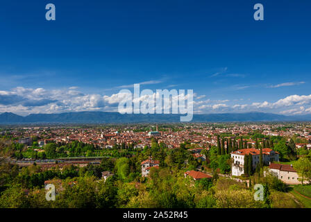 Vista panoramica del centro storico di Vicenza con il famoso rinascimento Basilica Palladiana e sulle vicine montagne, dal Monte Berico terrazza (con copia s Foto Stock