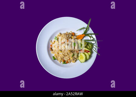 Asian cibo tailandese su piastre bianche con sfondo viola con spazio di copia Foto Stock