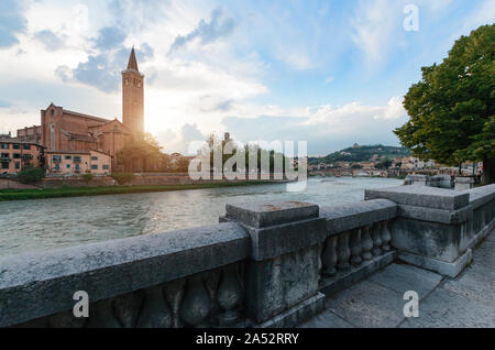 Vista panoramica sul fiume dige in serata a Verona Foto Stock