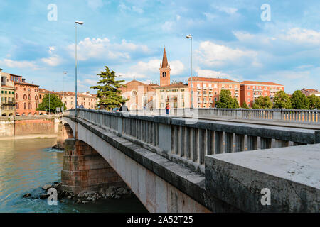 Vista panoramica sul fiume dige in serata a Verona Foto Stock