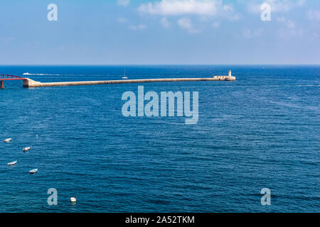 La Valletta frangiflutti e del faro (noto anche come San Elmo testa frangiflutti luce) all'ingresso del Grand Harbour con parte di St Elmo Bridge. Foto Stock