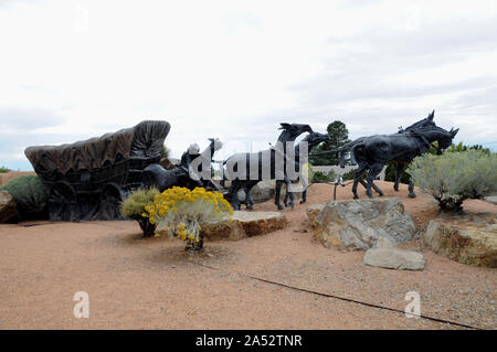 La scultura intitolata 'Viaggio fine dell' mostra l arrivo di una Santa Fe Caravan venendo a Santa Fe. Essa è stata fusa in bronzo da Reynaldo 'Sonny' Rivera. Foto Stock