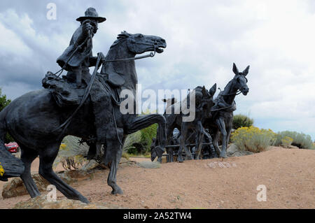 La scultura intitolata 'Viaggio fine dell' mostra l arrivo di una Santa Fe Caravan venendo a Santa Fe. Essa è stata fusa in bronzo da Reynaldo 'Sonny' Rivera. Foto Stock