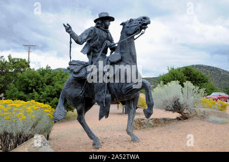 La scultura intitolata 'Viaggio fine dell' mostra l arrivo di una Santa Fe Caravan venendo a Santa Fe. Essa è stata fusa in bronzo da Reynaldo 'Sonny' Rivera. Foto Stock