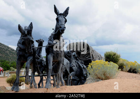 La scultura intitolata 'Viaggio fine dell' mostra l arrivo di una Santa Fe Caravan venendo a Santa Fe. Essa è stata fusa in bronzo da Reynaldo 'Sonny' Rivera. Foto Stock