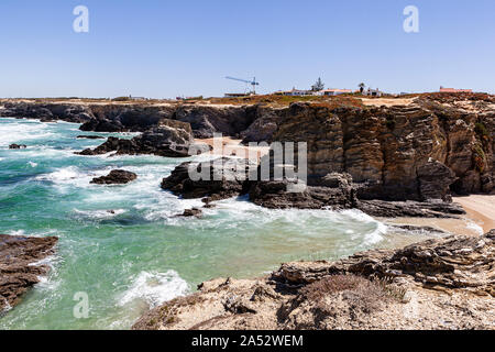 Strada dei Pescatori sul Alentejo, situato nel sud-ovest del Portogallo, è caratterizzato da formazioni rocciose e spiagge cristalline. Foto Stock