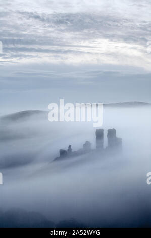 Corfe Castle nella nebbia, Dorset, Inghilterra, Foto Stock