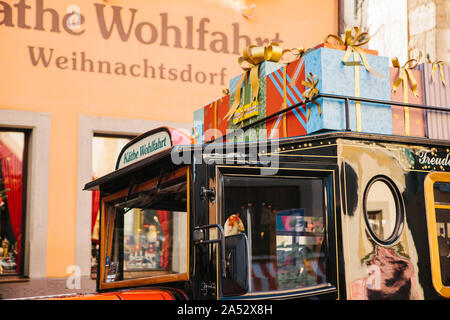 Germania, Rothenburg ob der Tauber, Dicembre 30, 2018: Close-up di un decorato auto o autobus vicino a un negozio di giocattoli durante le vacanze di Natale. Foto Stock