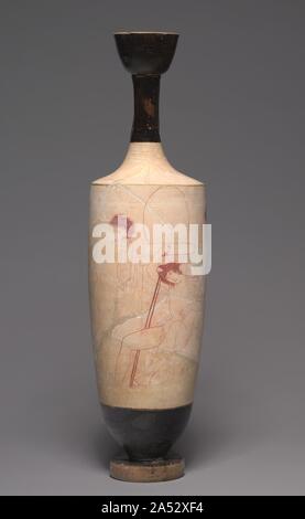 White-Ground Lekythos (olio funerario Pitcher), c. 420 BC. Il bianco-massa tecnica era la forma più vicina alla parete antica pittura. L'artista ha riguardato il settore della nave che doveva essere decorato con una linea bianca spessa di slittamento e quindi ha richiamato le figure e la filiale di decorazione su quella terra. La scena è di tre giovani in una tomba. Foto Stock