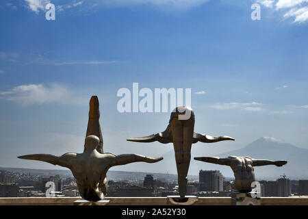 Erevan/Yerevan, Armenia: Cafesjian Centro per le Arti II (cascata complessa), Tre ginnasti con il monte Ararat in background Foto Stock