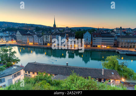 Alba sul fiume Limmat visto da Lindenhof Hill, Zurigo, Svizzera Foto Stock