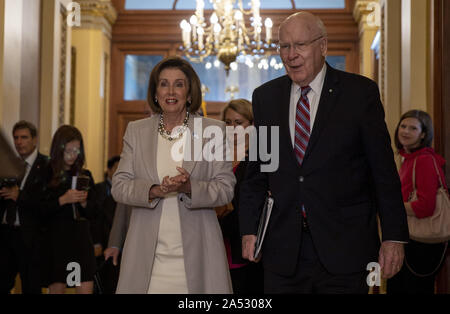 Washington, Stati Uniti. Xvii oct, 2019. Il Presidente della Camera Nancy Pelosi (D-CA) passeggiate fuori con il senatore Patrick Leahy (D-VT) prima di un incontro con il presidente italiano Sergio Mattarella in anticipo di Capitol Hill un pranzo in onore di Mattarella sul Campidoglio di Washington DC su Venerdì 4 ottobre 2019. Foto di Tasos Katopodis/UPI Credito: UPI/Alamy Live News Foto Stock