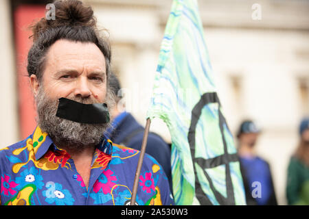 Londra, Regno Unito. 16 ottobre 2019. I manifestanti della ribellione per l'estinzione si sono visti su Trafalgar Square. Credit: Joe Kuis / Alamy News Foto Stock