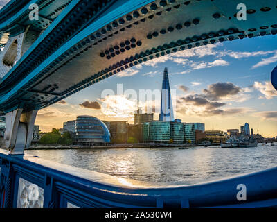 Paesaggio di Londra con i famosi punti di riferimento sulla riva del Tamigi nella luce del tramonto Foto Stock