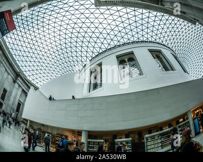 London, England, Regno Unito - 1 Maggio 2019: Ampia vista della sala principale della British Library e artistico di alta architettura a soffitto Foto Stock