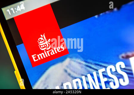 Berdyansk, Ucraina - 2 Aprile 2019: Editoriale illustrativa di Emirates website homepage. Emirates logo visibile sullo schermo del telefono. Foto Stock