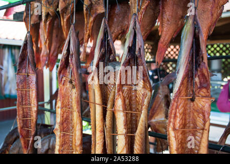 Varie freddo secco affumicato di pesce fresco in un mercato vicino fino Foto Stock