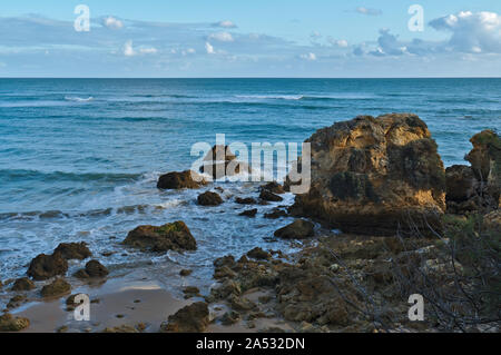 Spiaggia di Aveiros scena durante il pomeriggio. Unico rocce e dirupi formazioni. Albufeira Algarve Foto Stock