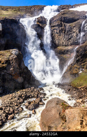 Cascata Rjukandi flussi potente caduta da montagne, Egilsstadir, Islanda Orientale Foto Stock