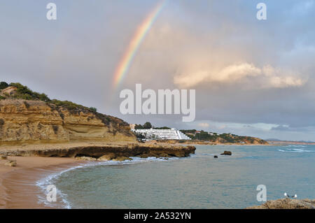 Bellissimo Arcobaleno vista in spiaggia Aveiros. Albufeira Algarve Foto Stock