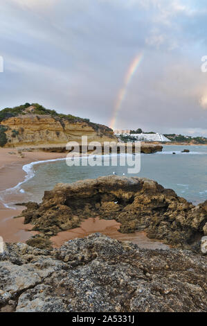 Bellissimo Arcobaleno vista in spiaggia Aveiros. Albufeira Algarve Foto Stock