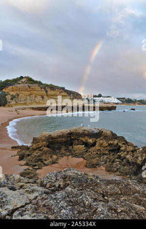 Bellissimo Arcobaleno vista in spiaggia Aveiros. Albufeira Algarve Foto Stock