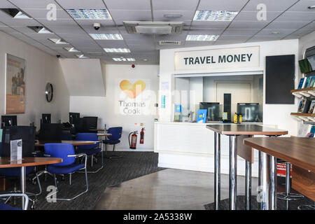 Una vista interna di un Thomas Cook Travel shop che era stata chiusa a seguito del crollo del tour operator il 24 settembre. Foto Stock