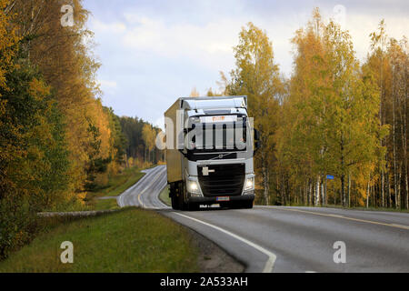 White Volvo FH furgone per consegne di letto Kuljetus Oy sull'autostrada 52 in autunno il tramonto. Salo, Finlandia. Ottobre 11, 2019. Foto Stock