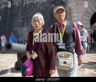 Montenegro, Sep 17, 2019: una coppia senior di turisti a piedi lungo la piazza Sightseeing della città vecchia di Kotor Foto Stock