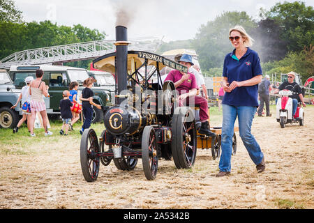 Felice partecipanti al vapore Heddington Rally e Country Fair nel Wiltshire, Inghilterra in luglio Foto Stock