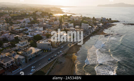 Vista panoramica della costiera città greca al tramonto Foto Stock