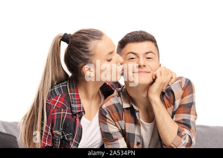 Giovani femmine baciando un ragazzo isolato su sfondo bianco Foto Stock