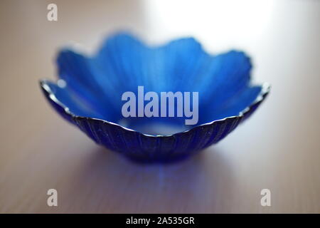 Bellissimo vaso blu sul tavolo, il fuoco selettivo. Foto Stock