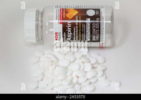 Princeton New Jersey Ottobre 17, 2019: Bianco medical pillole e bottiglia su sfondo bianco. - Immagine Foto Stock