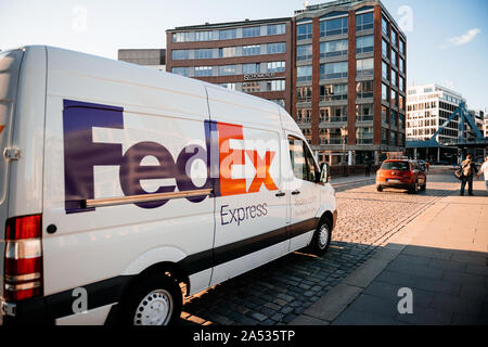 Amburgo, Germania - Mar 2018: vista laterale di FedEx Express consegna pacchi van guida veloce su auf dem sande strasse street nel centro di Amburgo Foto Stock
