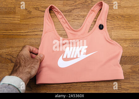 Parigi, Francia - Ott 4, 2019: Man mano azienda nuova femmina Nike Swoosh reggiseno in stile classico e con prestazioni versatili fabbricato con tecnologia Dri-Fit Foto Stock