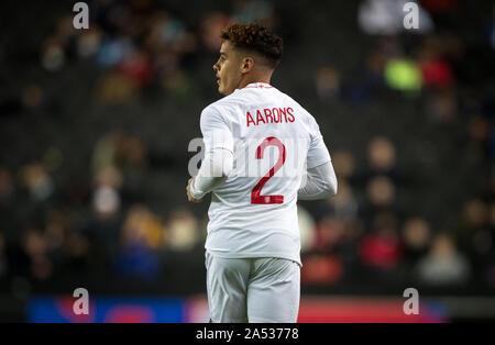 Londra, Regno Unito. 15 ottobre, 2019. Max Aarons (Norwich City) di Inghilterra U21 durante UEFA EURO U21 qualificatore internazionale match tra Inghilterra U21 e Austria U21 a Stadium MK, Milton Keynes, in Inghilterra il 15 ottobre 2019. Foto di Andy Rowland. Credito: prime immagini multimediali/Alamy Live News Foto Stock