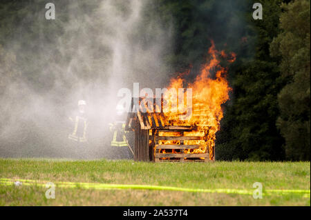 Germania, Niederstetten, Baden Wurttemberg. Settembre 2019. Mostra del giovane firemans vigile del fuoco fuoco di luce Foto Stock