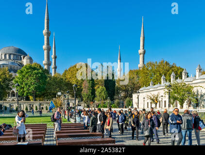 ISTANBUL TURCHIA LA MATTINA PRESTO E GRUPPI TURISTICI al di fuori della moschea blu Foto Stock