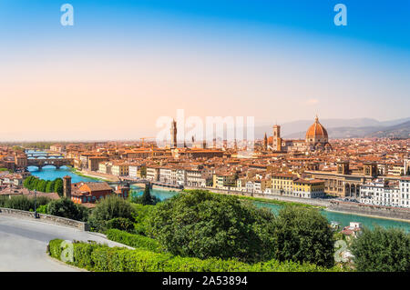 Firenze, Italia: vista su Firenze città vecchia e lo skyline con la Cattedrale di Santa Maria del Fiore, il Palazzo Vecchio e il fiume Arno con Ponte Vecchio da Foto Stock