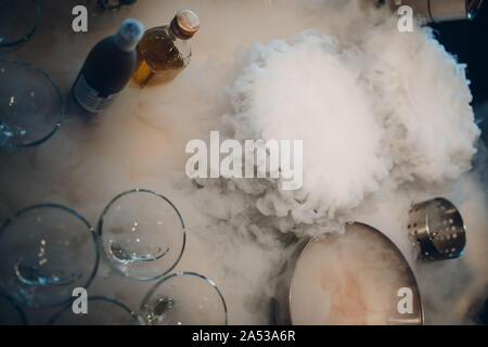 Fare gelato con l'azoto liquido Foto Stock