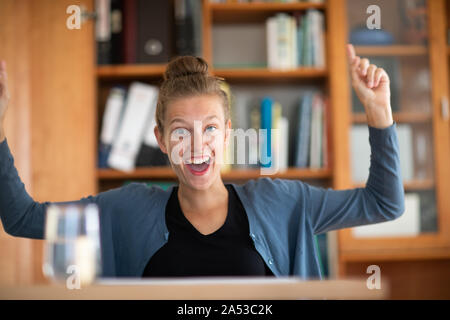 L apprendimento degli studenti in una libreria con successo Foto Stock